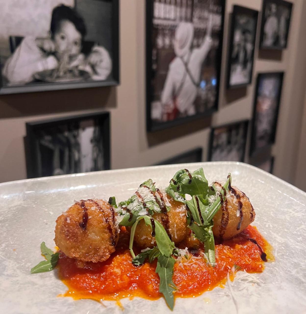 Seared scallops with arugula on tomato sauce